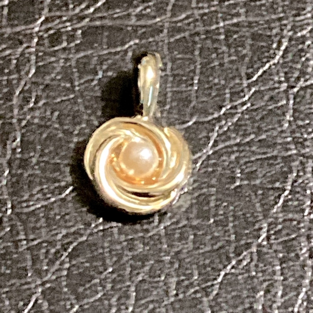 Pretty swirl gold-tone pearl pendant